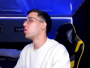 Freechat alexgiraldo__ on Chaturbate