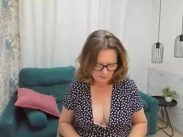 lea_fruit — GOAL: DoggyShow [77 tokens remaining] Greetings! #milf #smoke #curvy #natural #brunette