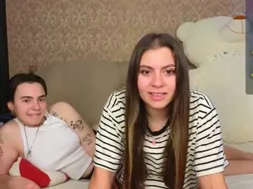 Freechat twobabesweet on Chaturbate