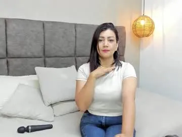 victoria_bourne — GOAL: tits out [0 tokens remaining] Welcome to my room! #feet #older #mature #latina #new