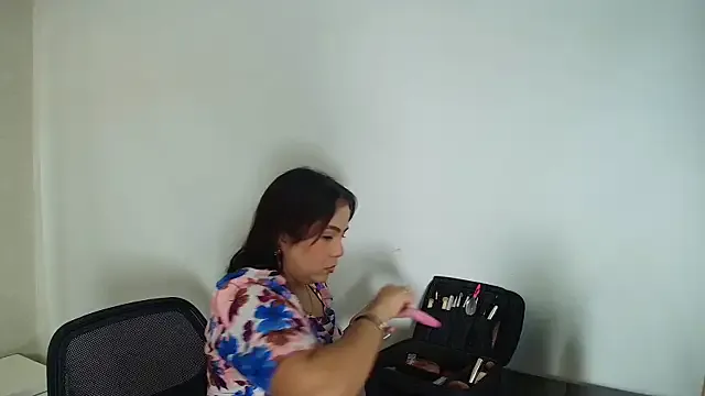 _Victoria_Collins — Masturbate your cock with my heels