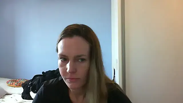 Annylove1 on StripChat 