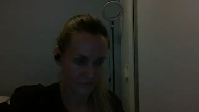 Annylove1 on StripChat 