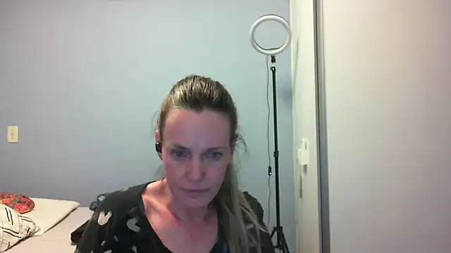 Annylove1 on StripChat 