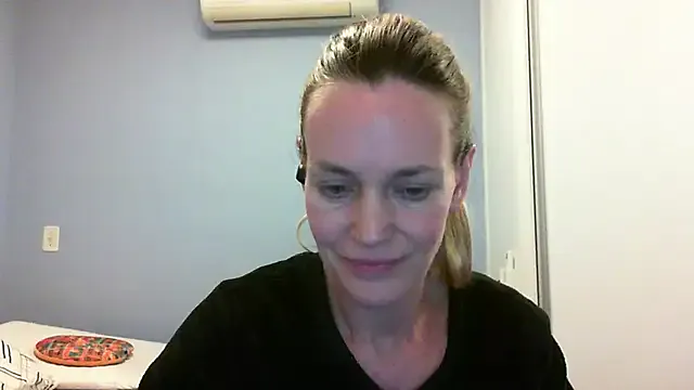 Annylove1 on StripChat 