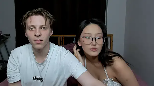 Freechat Blossomandbee on StripChat