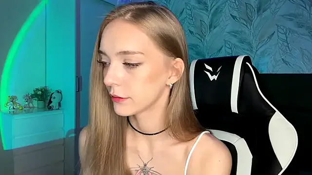 EvaPeace — show my legs, caress them