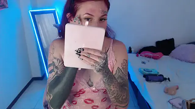 Maddy_Vicius19 — rub pussy in doggy