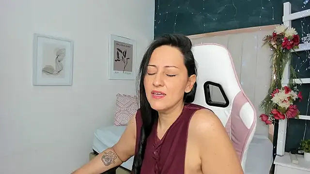 Miriam_milf on StripChat 