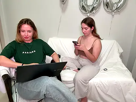 Group Nura_n_Sarah on StripChat