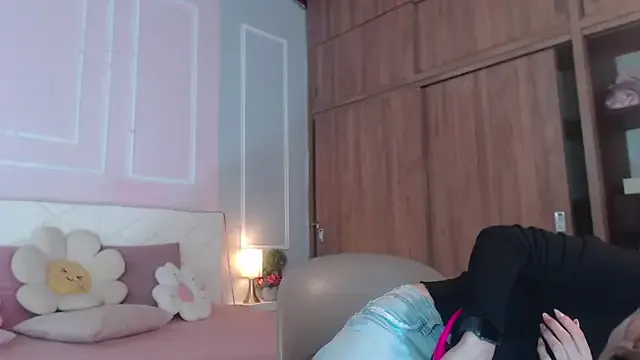 Freechat OraLarson on StripChat