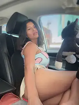 sexi_noemi — naked in an alley for 3 minutes