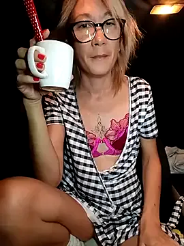 Timide_girl17 — Pommeau vitesse chatte ou cul?