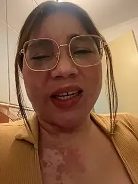 WhiteWomen — 4 FINGERS IN PUSSY WITH SQUIRT